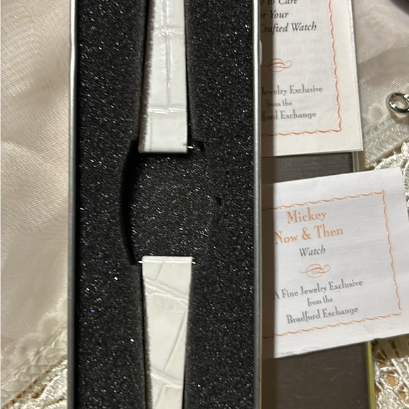 Ladies Mickey Mouse wrist watch”now and then“ edition fromThe Bradford Exchange - Picture 3 of 3